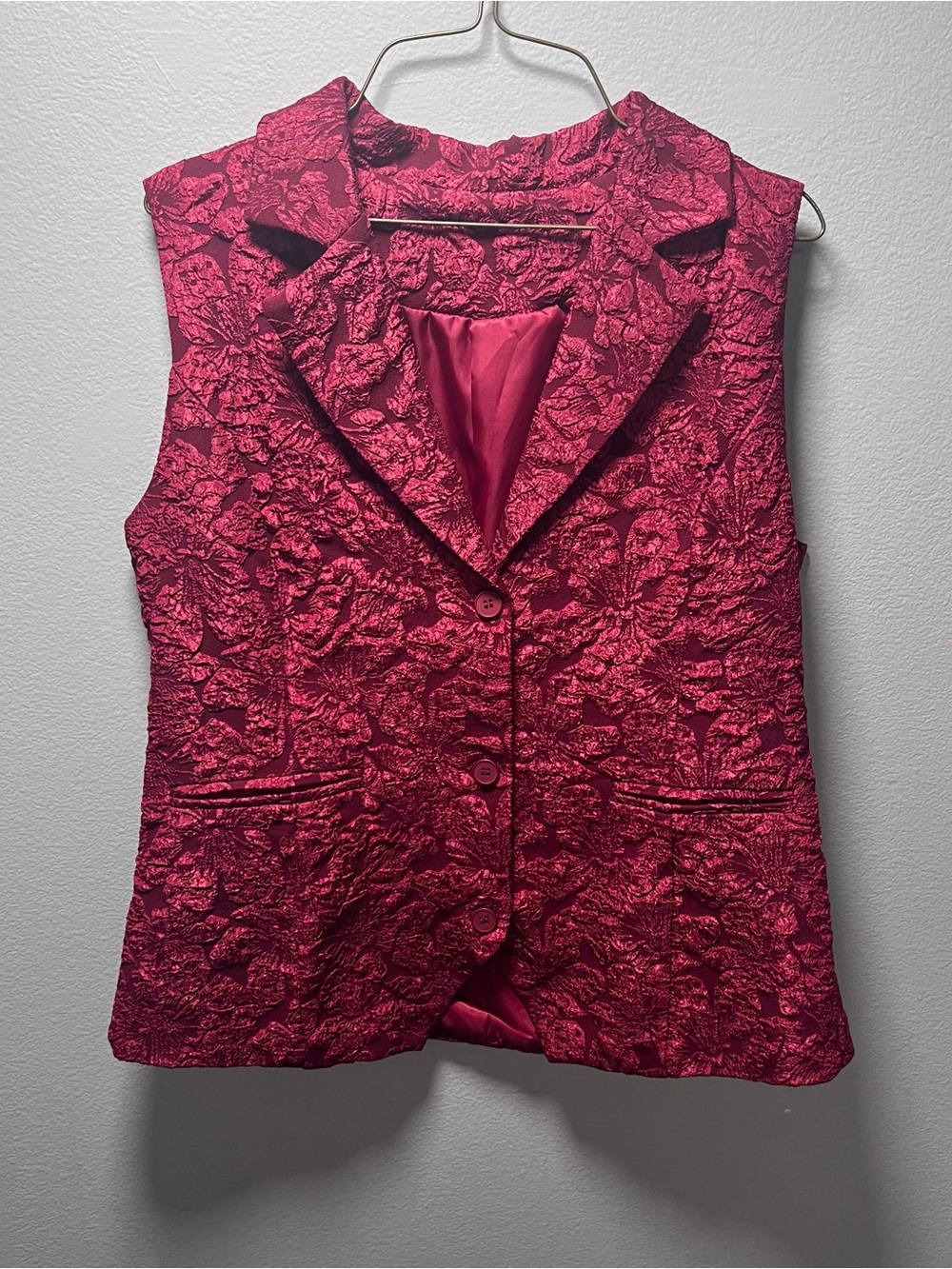 Women's Dressy Textured Floral Vest Red Size L - but runs small more like Medium